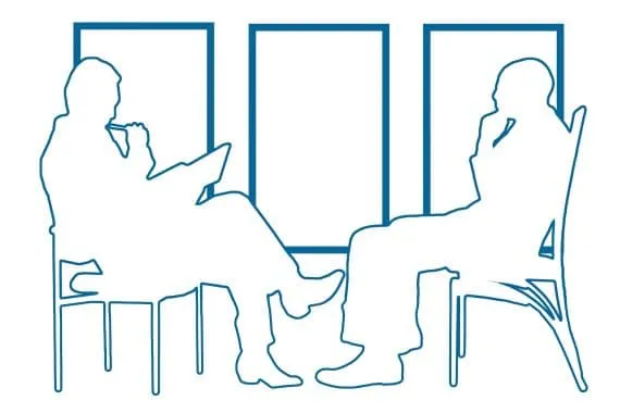 A ilustração mostra dois homens sentados em cadeiras, um de frente para o outro, como em uma entrevista de recrutamento e seleção. Um deles aponta uma caneta ao queixo e tem um caderno na outra mão. O outro leva uma das mãos também ao queixo.