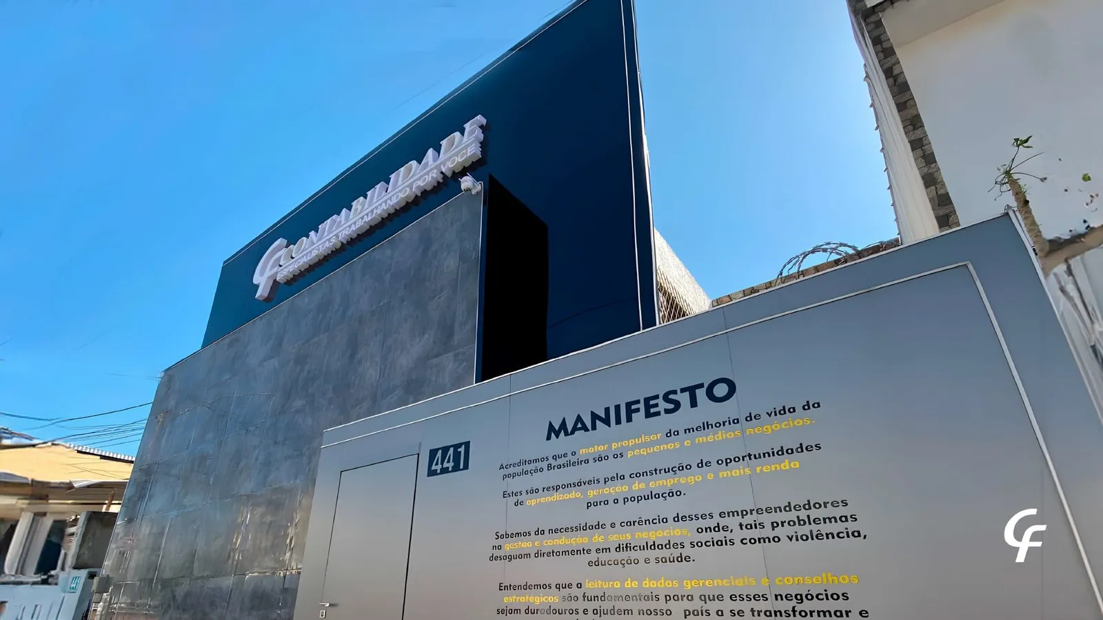 Fachada da sede da CF, com o manifesto pintado no muro